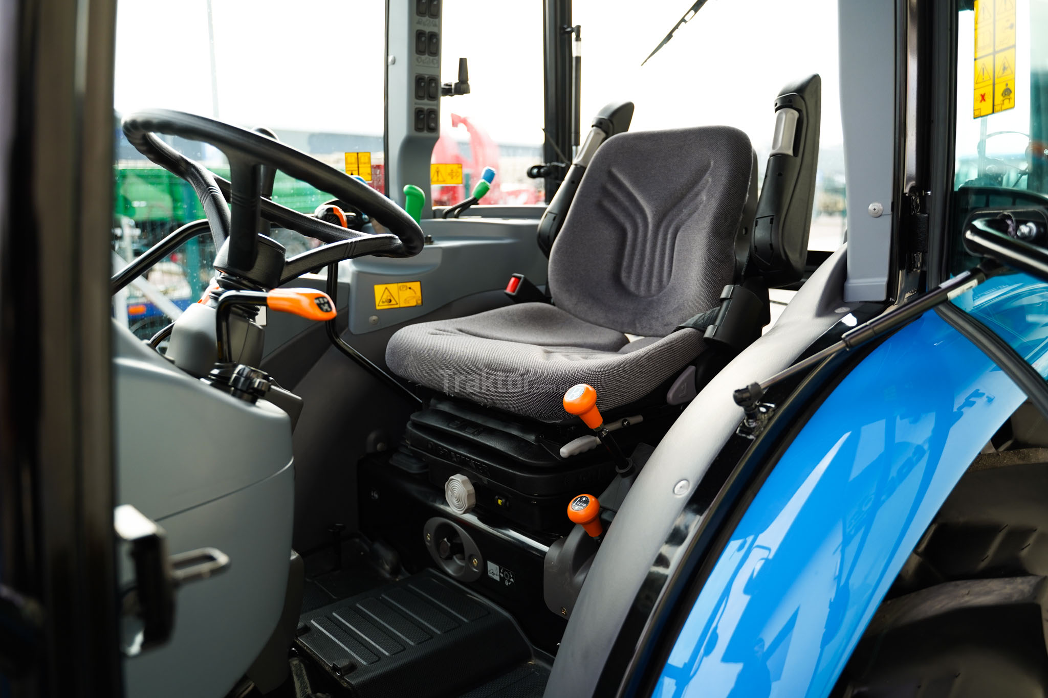 Wyposażenie, kabina LS traktor MT 3.50 HST 4x4